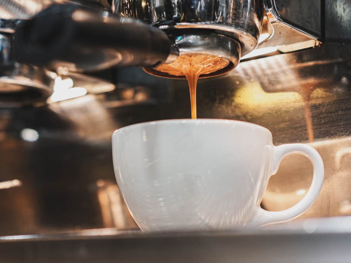 Tipičan aparat za espresso kafu - proces ceđenja kafe