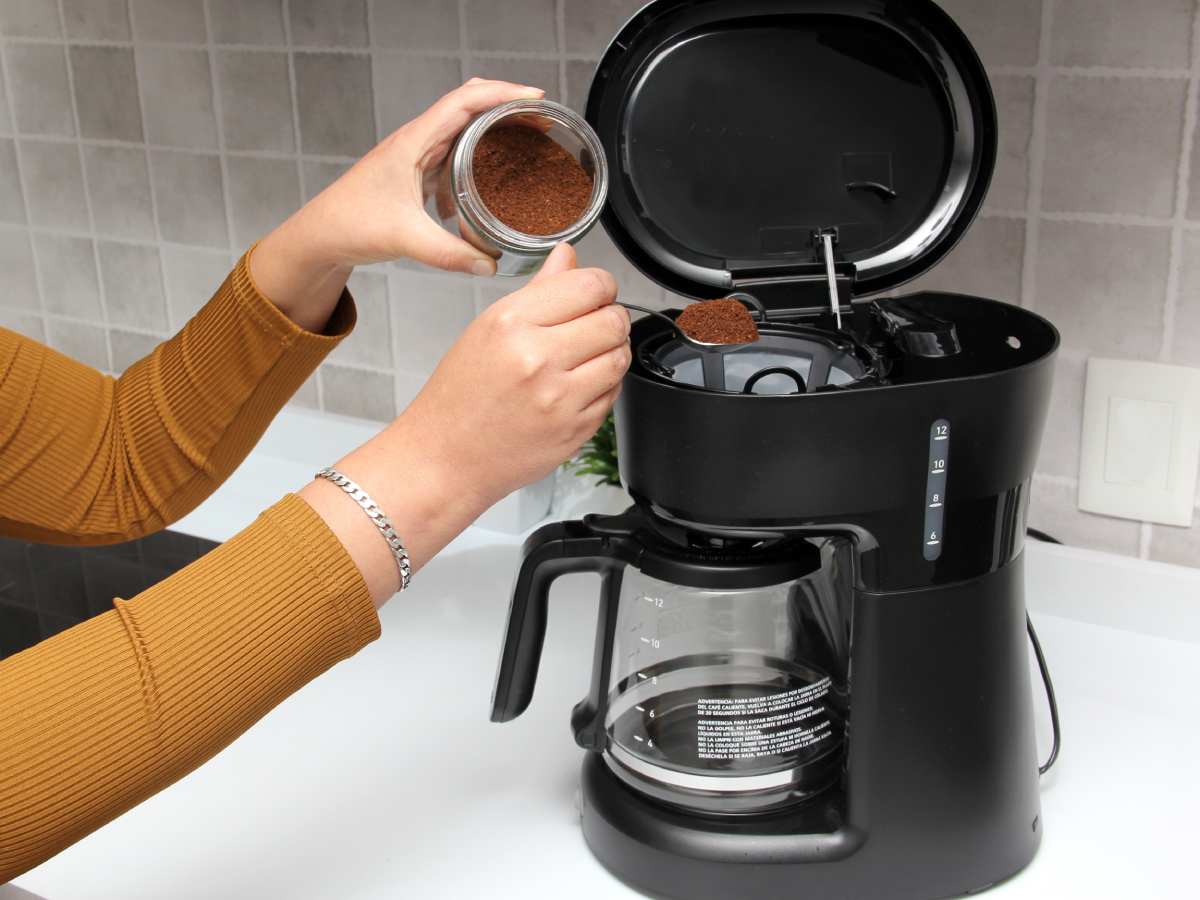 Ženska osoba koristi aparat za filter kafu