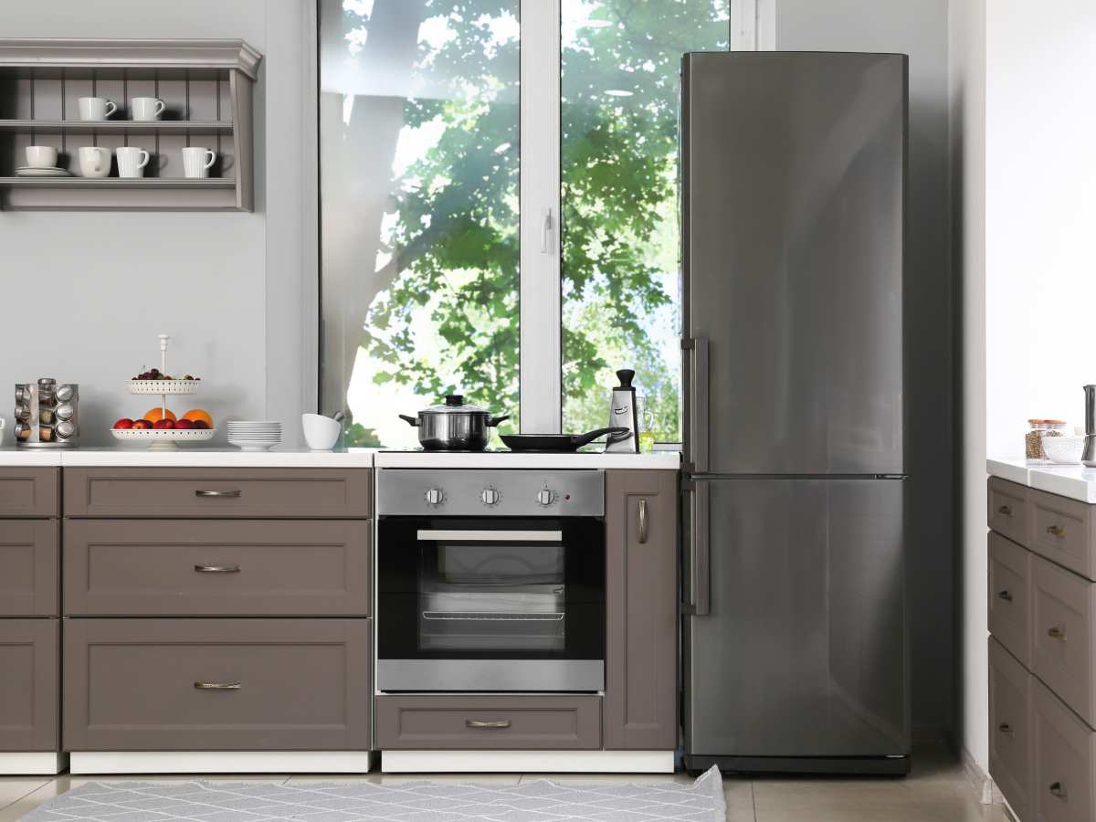Moderna kuhinja - frižider, ugradna ploča za kuvanje, ugradna rerna, dnevna svetlost