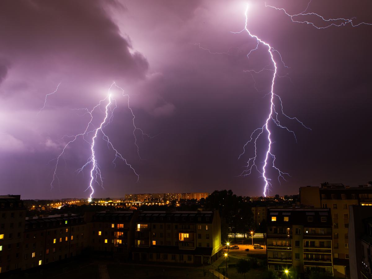 Munja na nebu iznad grada