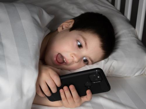 Deca i telefoni - petogodišnji dečak koristi telefon pred spavanje
