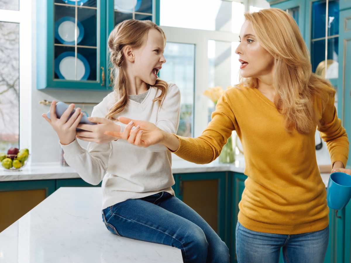 Devojčica se ljuti zbog toga što joj majka uzima mobilni telefon