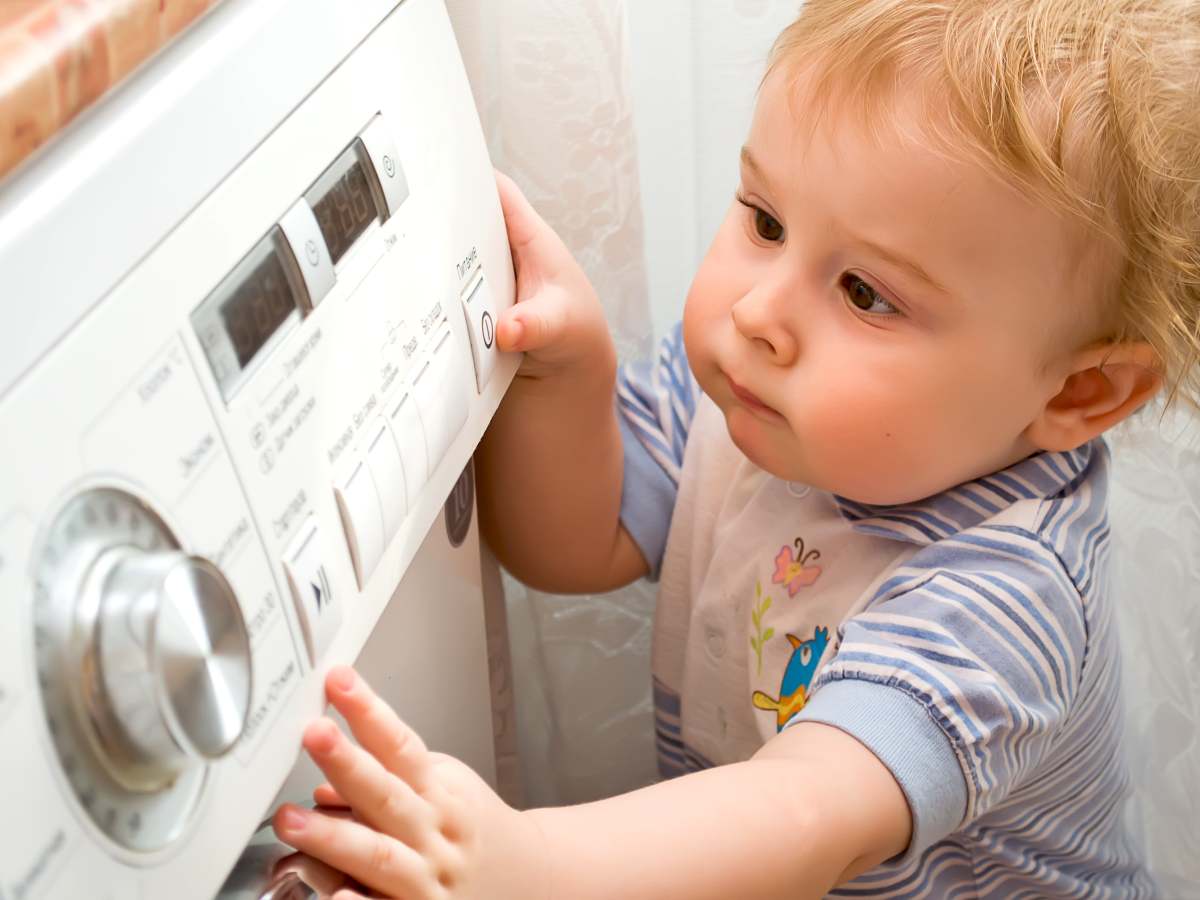 Dete pritiska dugmad na veš-mašini - Child Lock funkcija obezbeđuje tastere