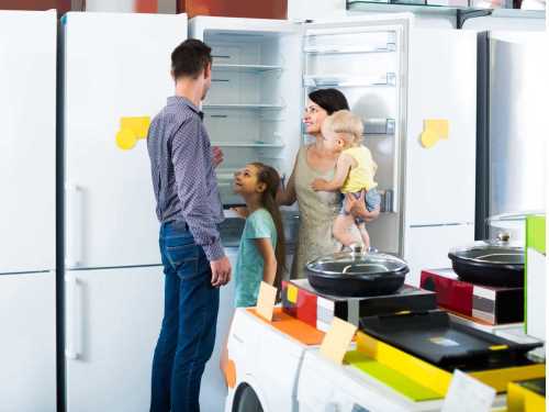 Vodič za kupovinu frižidera - porodica bira frižider u prodavnici