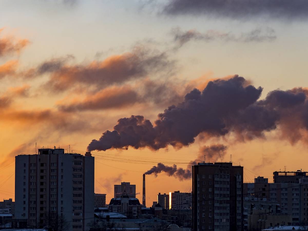 Dim iz industrijskih dimnjaka se nadvio iznad grada