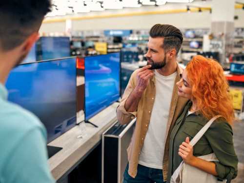 Vodič za pametnu kupovinu televizora - 2023 - mladi par kupuje televizor u prodavnici
