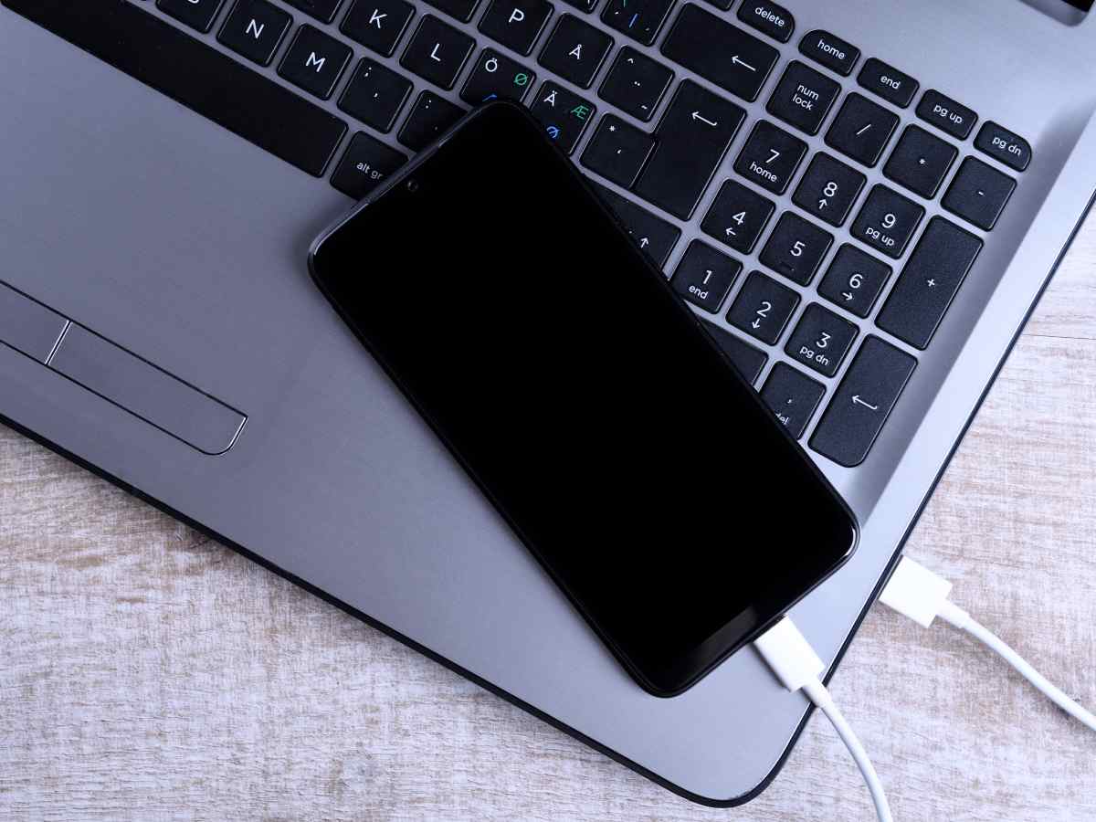 Telefon se sporo puni preko USB porta desktop ili laptop računara - telefon povezan sa računarom putem USB kabla
