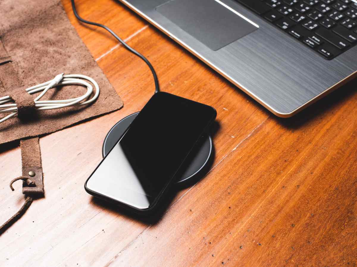 Telefon se sporo puni na bežičnom punjaču - telefon i bežični punjač