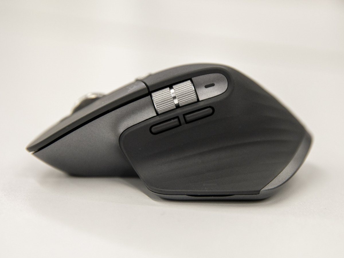 Leva bočna strana Logitech MX Master 3S miša - horizontalni scroll valjak, back i forware tasteri, taster u osloncu za palac