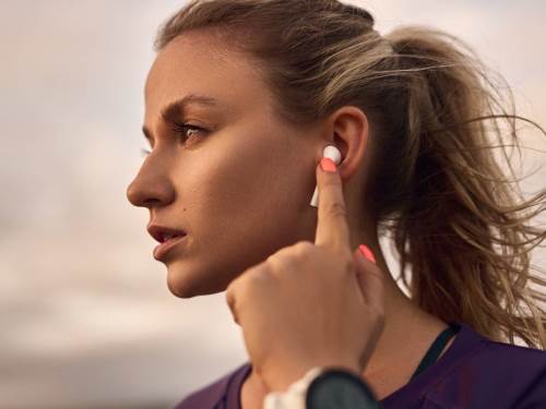 Vodič za pametnu kupovinu slušalica - devojka sa True Wireless slušalicama na treningu