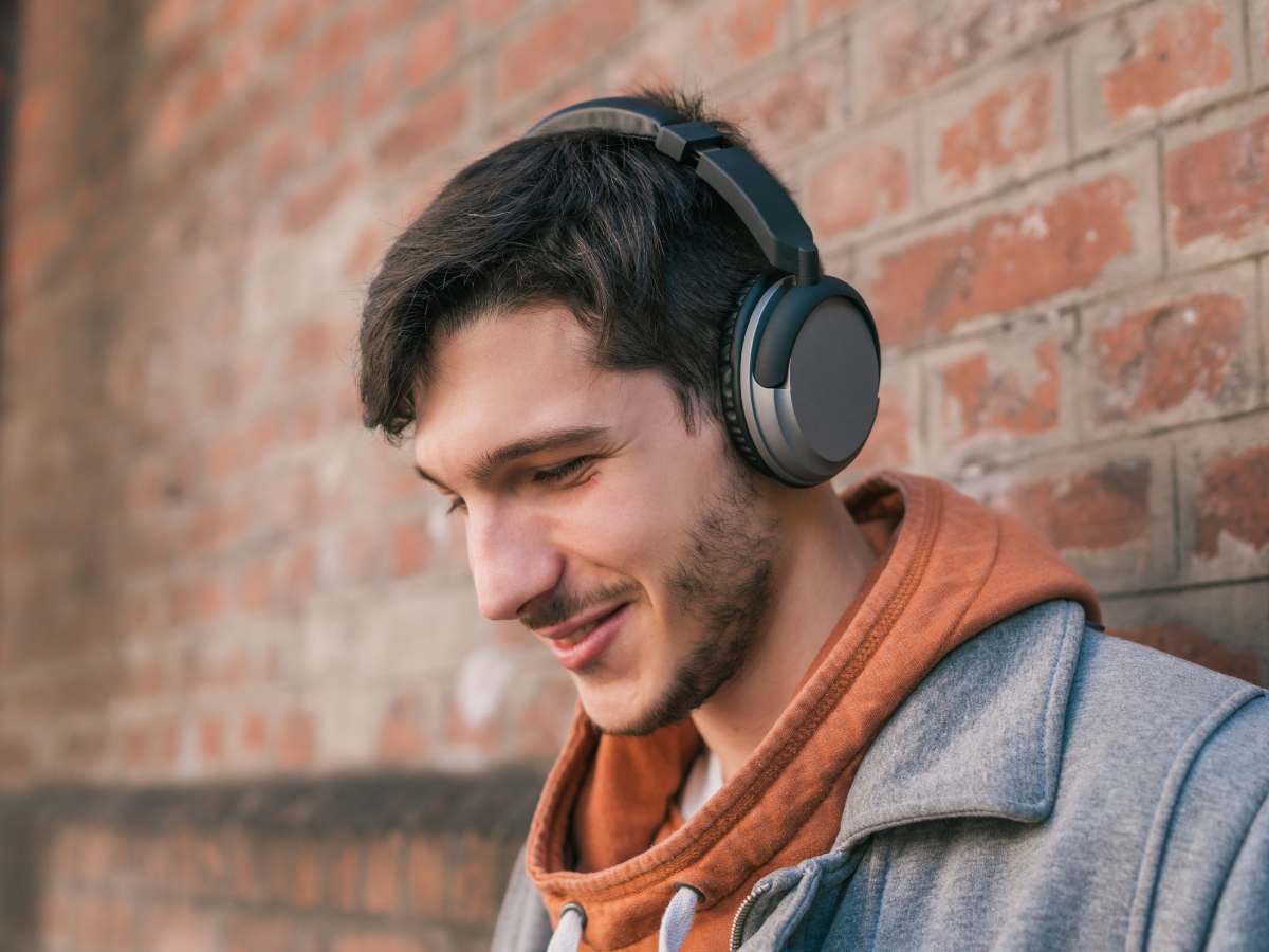 Muškarac koristi over-ear slušalice