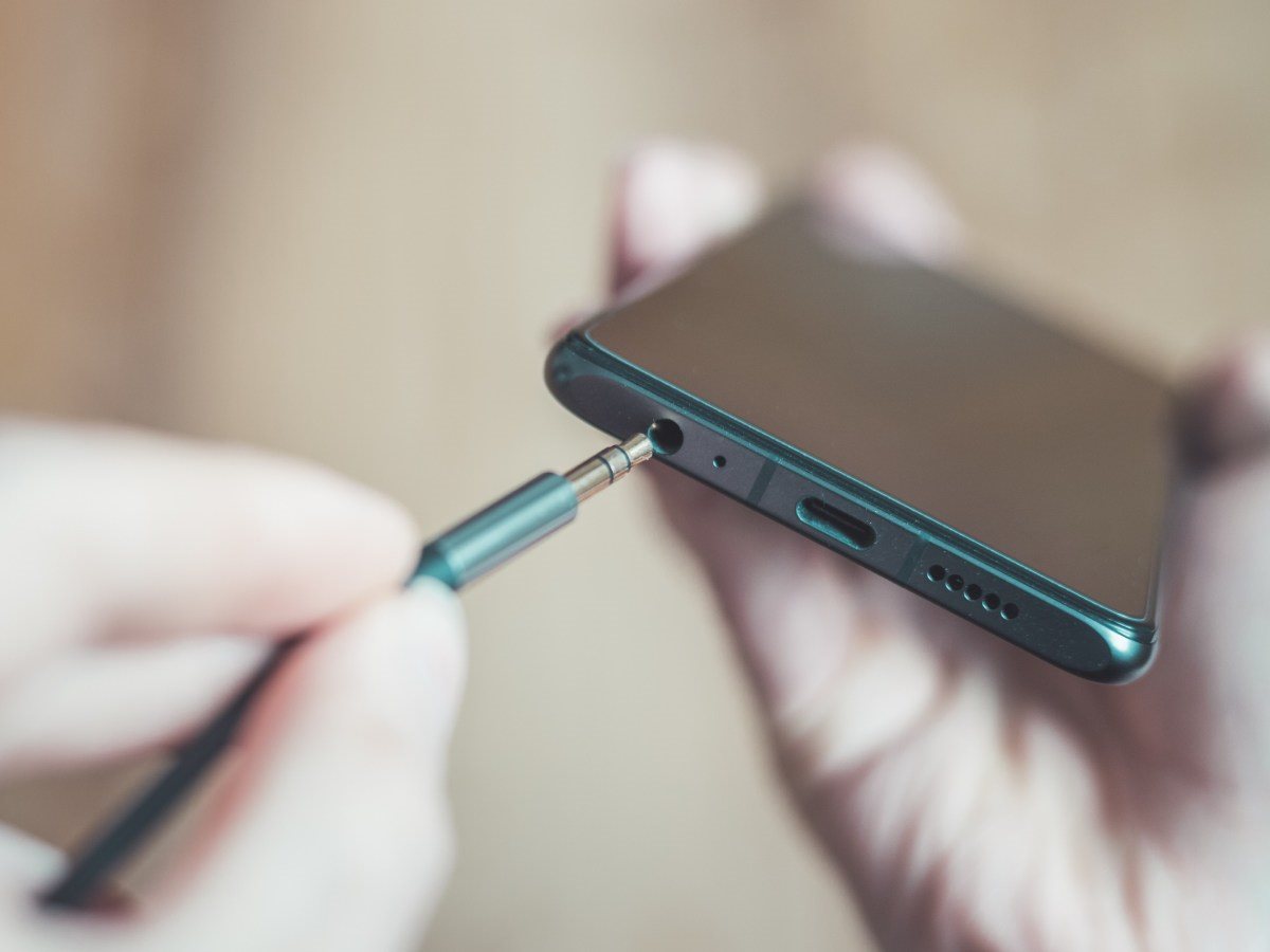 Mobilni telefon sa USB-C portom i analognim izlazom za slušalice, prečnika 3,5 mm