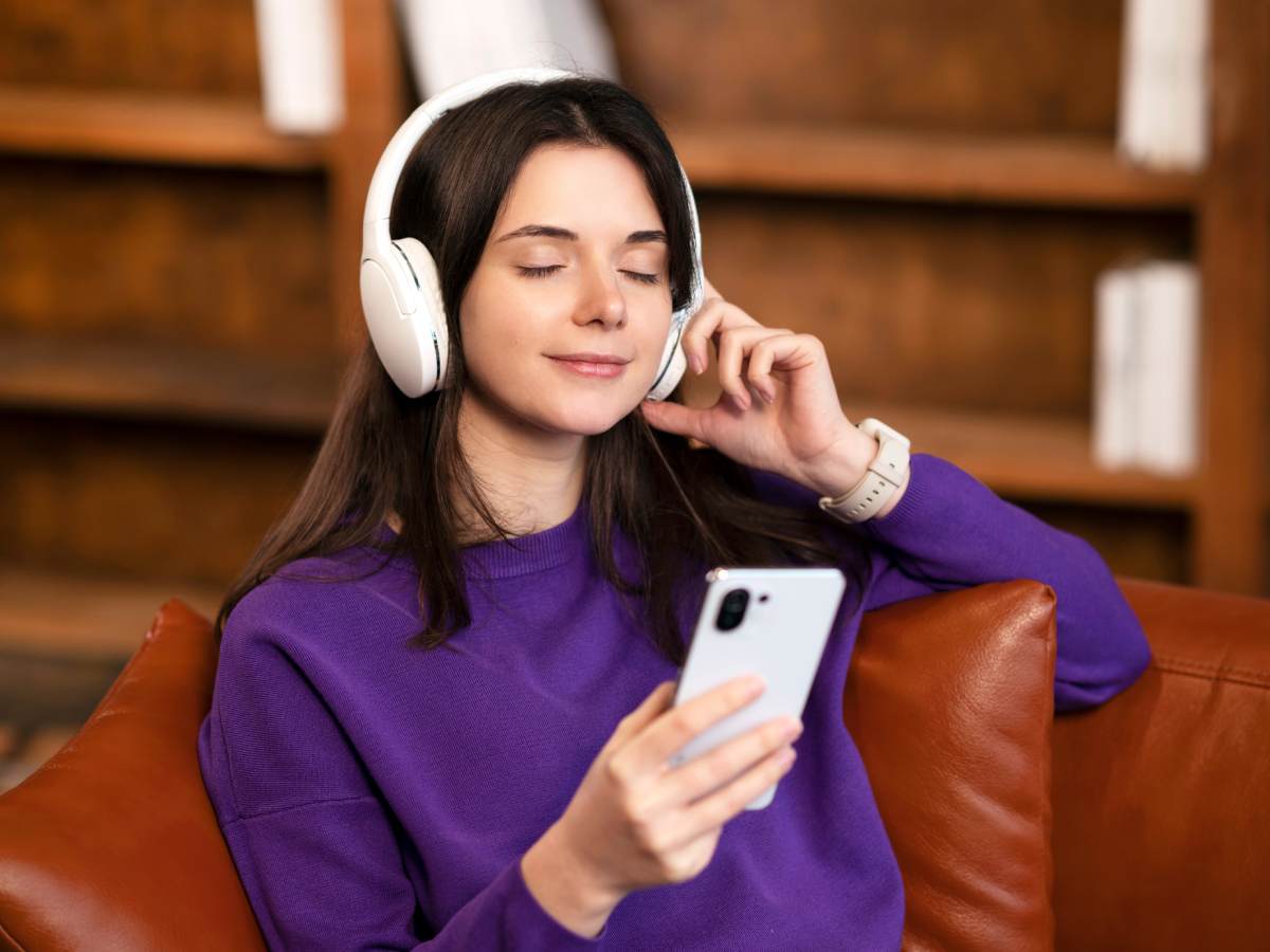 Devojka sa slušalicama uživa u muzici