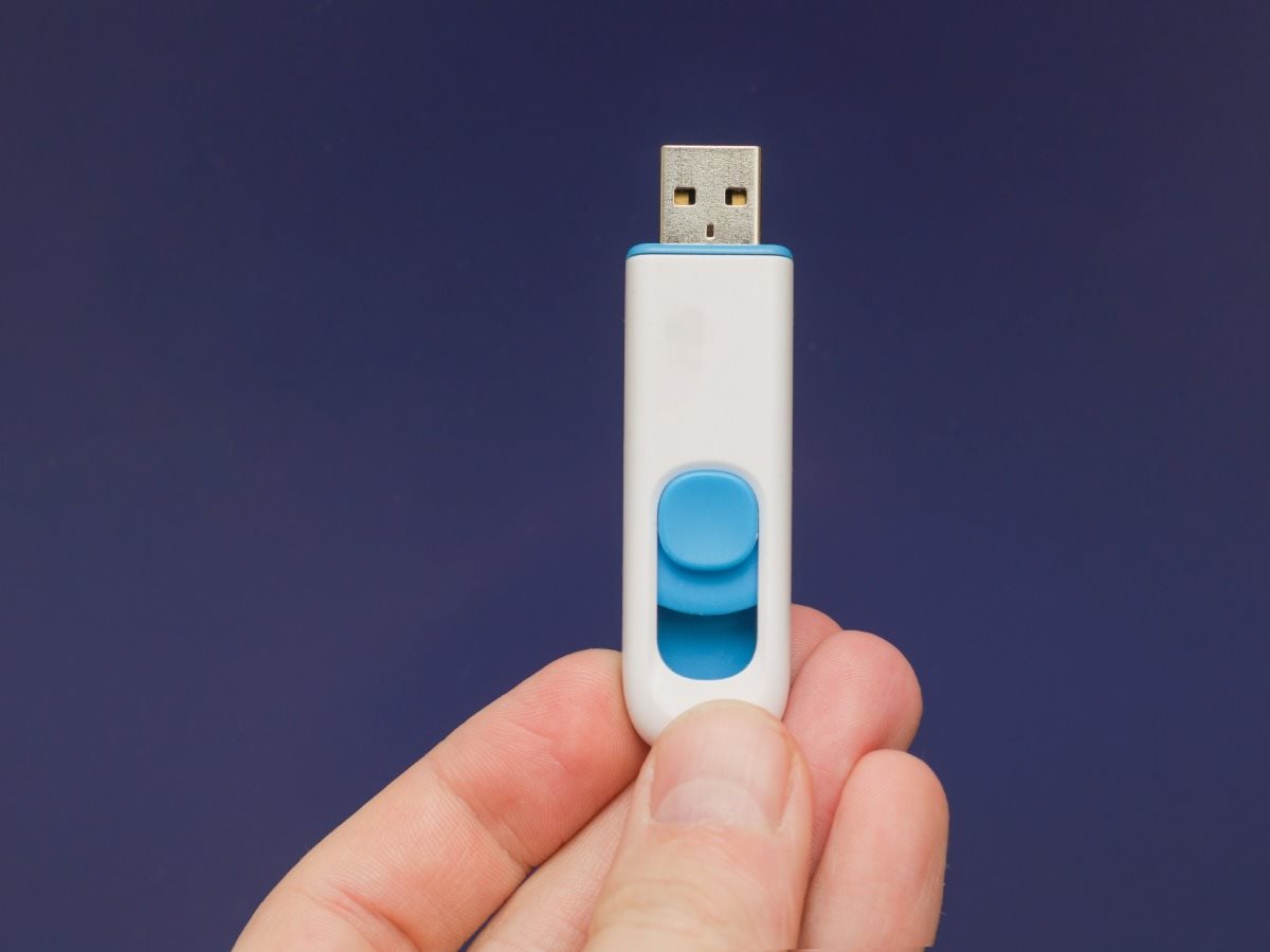 Bela USB fleš memorija u ruci