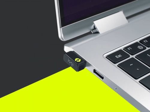 Logi Bolt - Smanjite šansu da vam neko hakuje računar - Logi Bolt bežični USB prijemnik uključen u USB port laptop računara