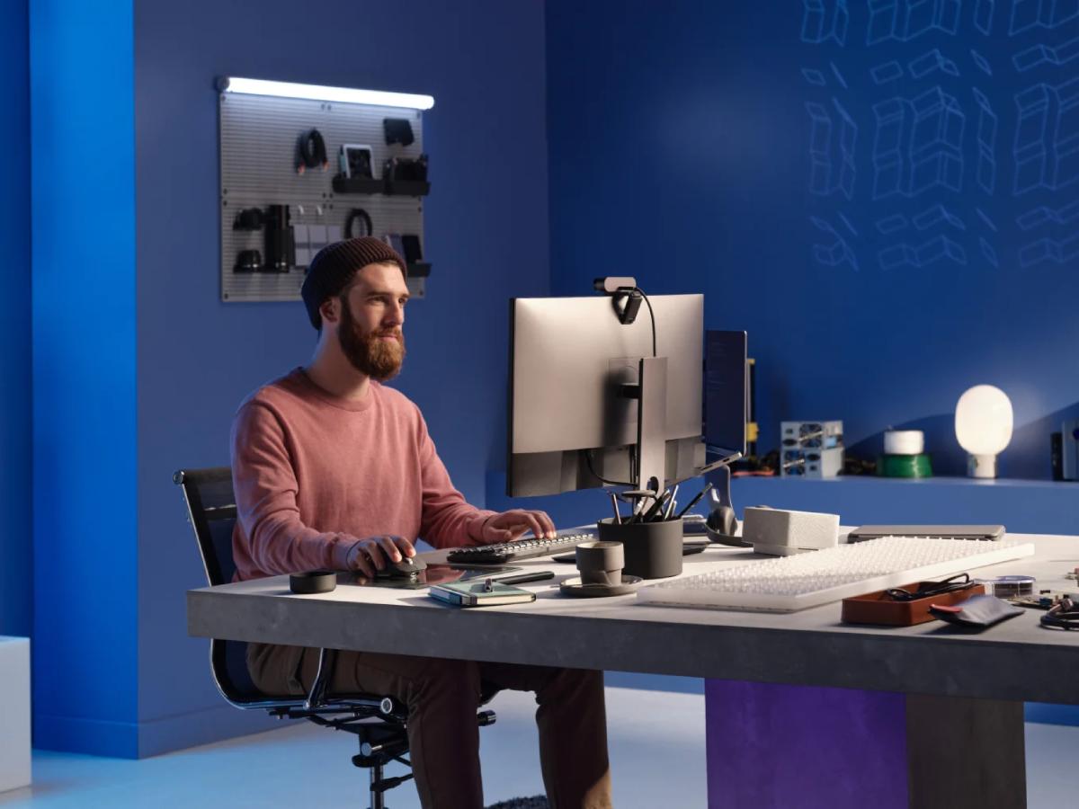 Logi Bolt obezbeđuje bezbednu i pouzdanu bežičnu vezu - muškarac sedi za računarom i koristi Logitech uređaje