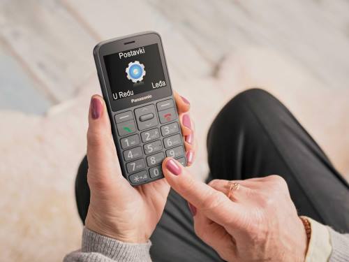 Panasonic KX-TU160E mobilni telefon sa tastaturom i krupnim prikazom na ekranu u ruci starije žene