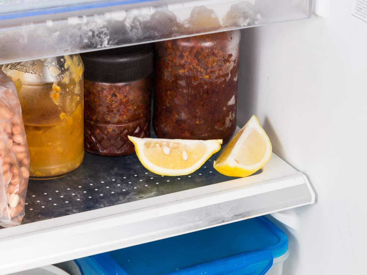 Kriške limuna pomažu u uklanjanju neprijatnog mirisa iz frižidera