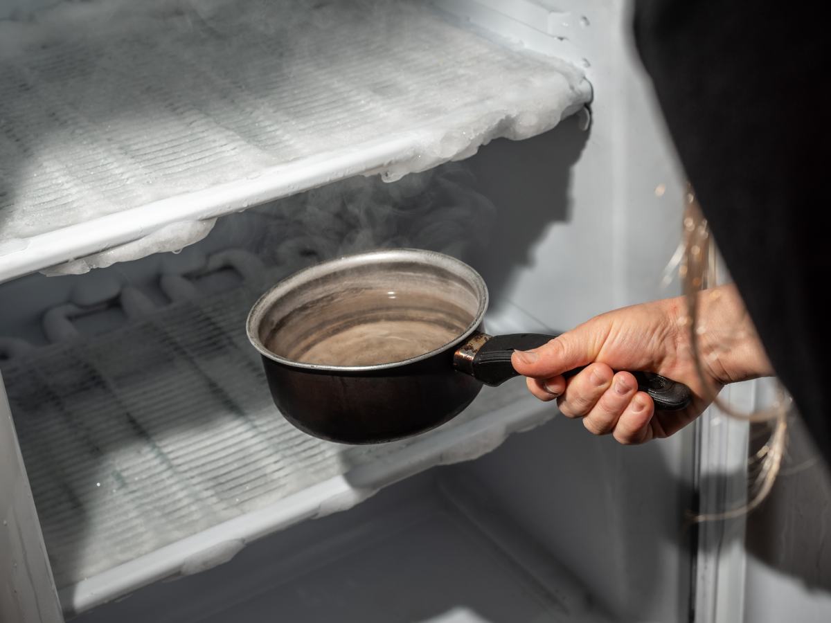 Posuda sa toplom vodom ubrzava topljenje leda i čišćenje frižidera