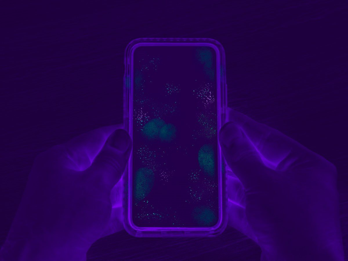 Mikroorganizmi i nečistoće na ekranu telefona ispod UV svetla