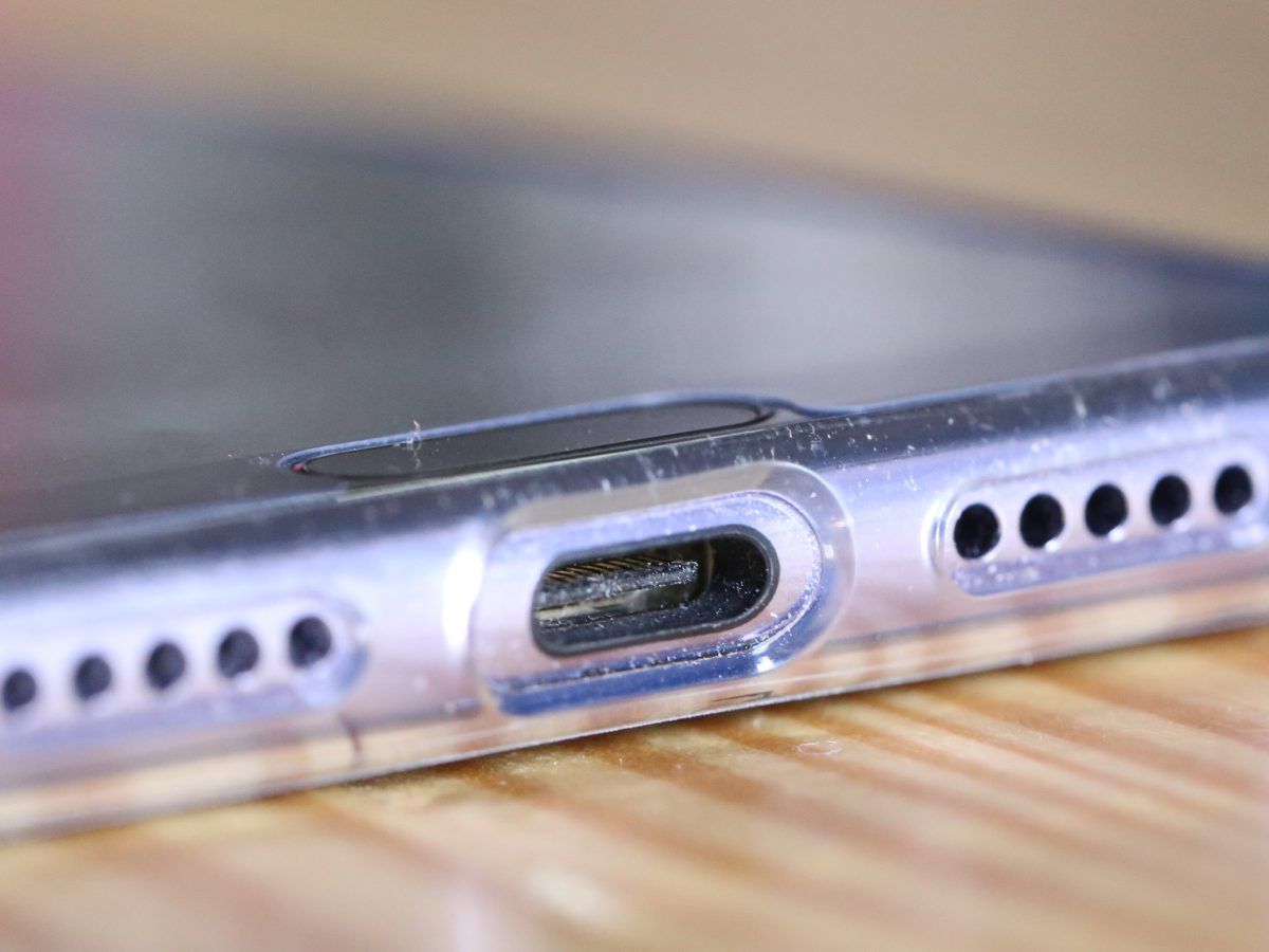 Prašina u USB-C priključku i otvorima za mikrofon i zvučnik na telefonu