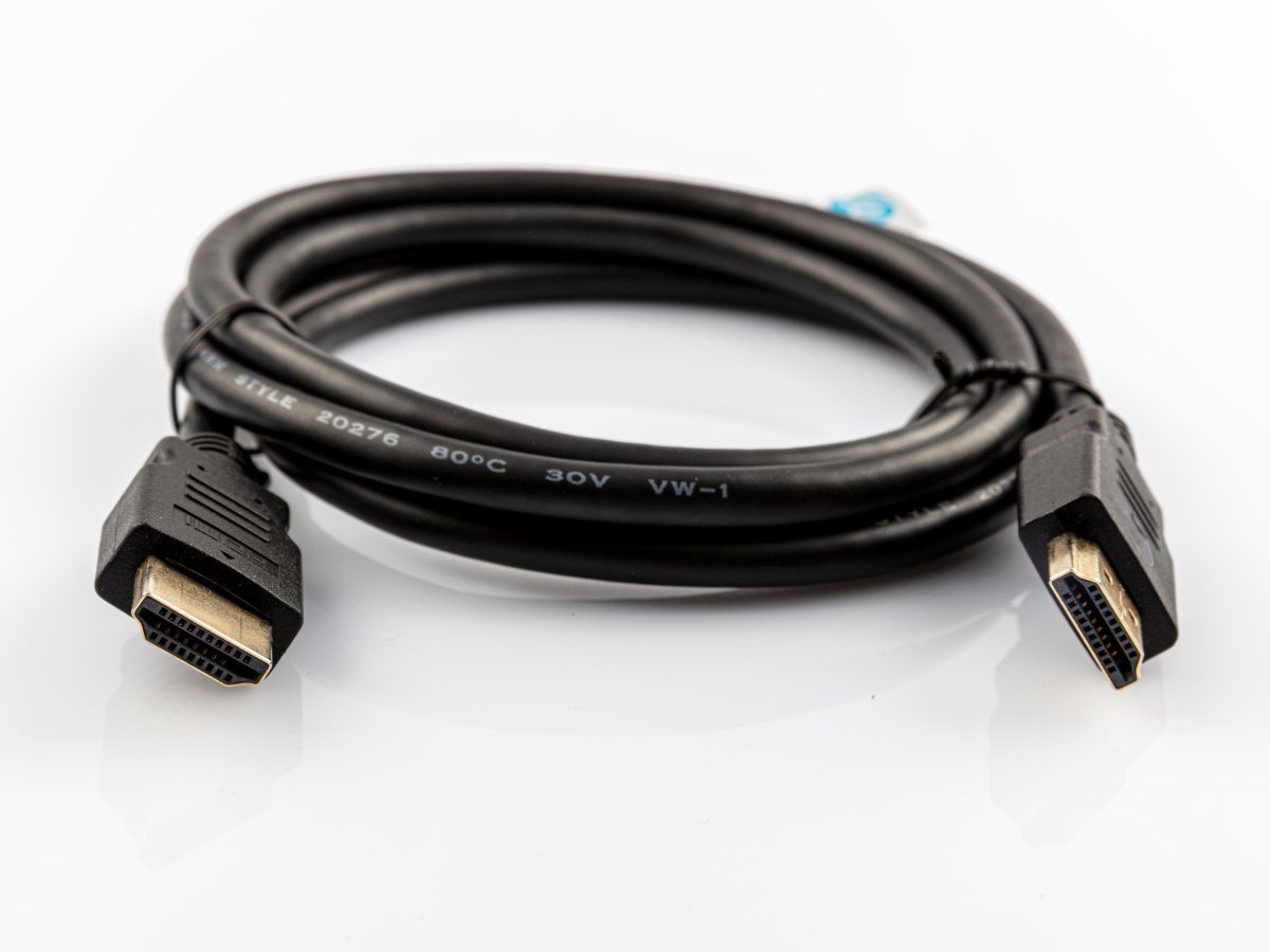 Standardni HDMI kabl crne boje, umotan