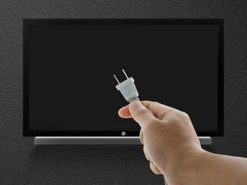 Koliko struje troši televizor - napojni kabl od televizora izvučen iz utičnice