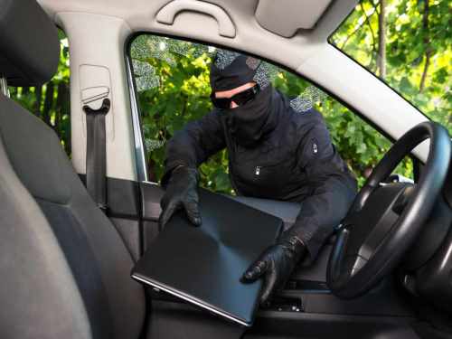 Kako pronaći ukradeni laptop - Lopov krade laptop iz automobila