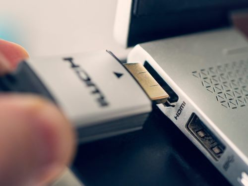 Kako povezati laptop i TV - uključivanje HDMI kabla u HDMI port na laptopu