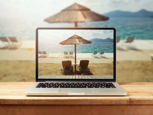 Kako izmeniti sliku pozadine za laptop - suncobrani i laptop na plaži