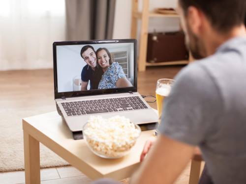 Kako okrenuti kameru na laptopu - muškarac obavlja video-poziv na laptopu