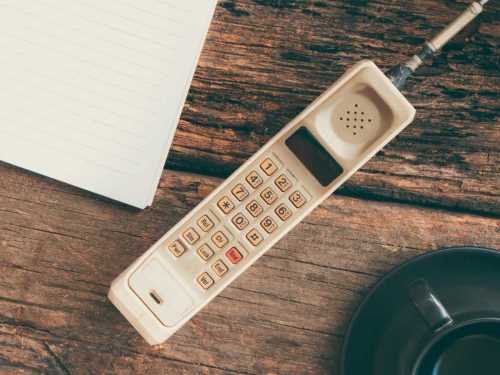 Ko je izmislio mobilni telefon - Stari mobilni telefona na stolu