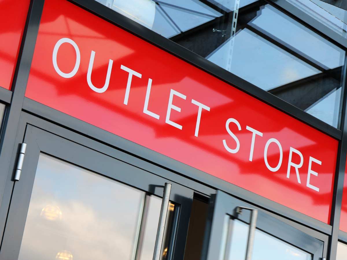 Outlet prodavnica - Outlet roba je roba sa greškom, koja može imati saobraznost kraću od dve godine